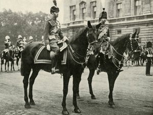 جلالة الملك مع دوق غلوستر ، في فرقة Trooping the Colour ، 1928 ، 1937. بواسطة غير معروف