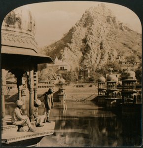 دبابة الور المقدسة ، محاطة بالقصور والأضرحة ، مشهد من الجمال الفائق ، الهند ، 1907 بواسطة غير معروف