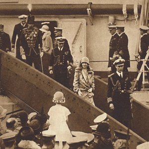 الصفحة الرئيسية مرة أخرى - هبوط الدوق والدوقة في بورتسموث في 27 يونيو 1927 ، 1937 بواسطة غير معروف