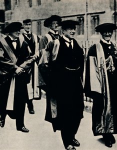 درجة فخرية في جامعة أكسفورد ، 1925 ، 1945. بواسطة غير معروف