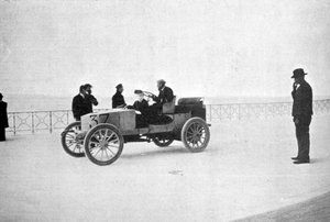هوبرت لو بلون ، في سيارته البخارية Gardner-Serpollet ، نيس ، 1903 بواسطة غير معروف