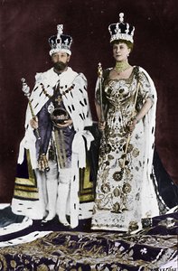 في ربيع عام 1910 ، توفي الملك إدوارد السابع ، في مارس 1911 ، توج الملك جورج الخامس ، 1911 ، 1945 بواسطة غير معروف