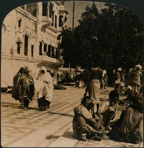 في فناء المعبد الذهبي. أمريتسار ، الهند ، 1907 بواسطة غير معروف