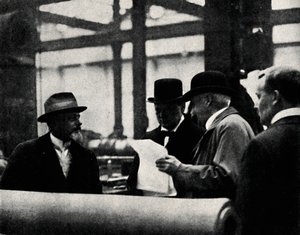 تفتيش مصنع الأسلحة ، 1917 ، 1945. بواسطة غير معروف