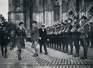 تفتيش القوات عند سفح كاتدرائية كولونيا ، 1919 ، 1945 بواسطة غير معروف