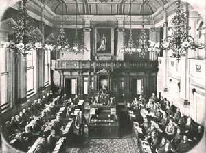 داخل مجلس النواب ، كيب تاون ، جنوب أفريقيا ، 1895. بواسطة غير معروف