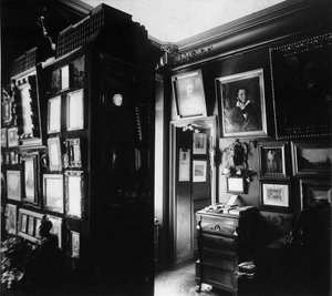 داخل متحف المؤلف والمؤرخ ألكسندر أونيجين في باريس ، 1920. بواسطة غير معروف