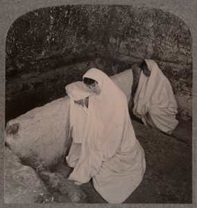 داخل قبر المسيح ، c1900 بواسطة غير معروف