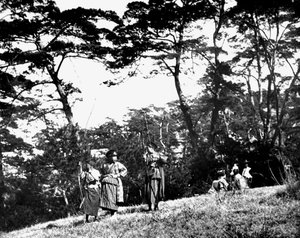 أطفال يابانيون يلعبون بأقواس ، كوريا ، 1900 بواسطة غير معروف