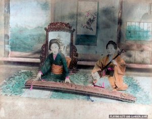 الموسيقى اليابانية: النساء يلعبن Koto و Samisen ، Kobe ، اليابان بواسطة غير معروف