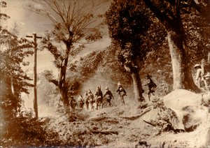 جنود يابانيون يتقدمون نحو ميناء مورسبي ، غينيا الجديدة ، الحرب العالمية الثانية ، 1942 بواسطة غير معروف