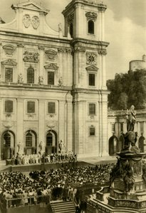 قدم Jedermann أمام كاتدرائية سالزبورغ ، سالزبورغ ، النمسا ، c1935. بواسطة غير معروف