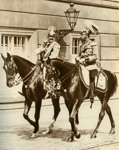 القيصر فيلهلم الثاني والملك جورج الخامس في برلين ، ألمانيا ، 1911 ، 1935. بواسطة غير معروف