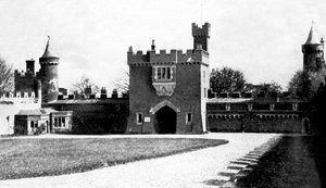 فناء قلعة Killyleagh ، Killyleagh ، مقاطعة داون ، الجزيرة الشمالية ، أوائل القرن العشرين بواسطة غير معروف