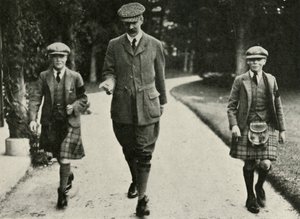 الملك جورج السادس والملك السابق إدوارد الثامن مع أستاذهم هانسل ، 1911 ، 1937. بواسطة غير معروف