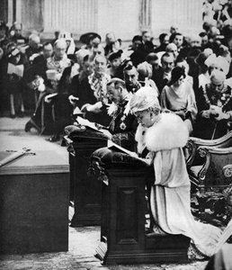 الملك جورج الخامس والملكة ماري في كاتدرائية القديس بولس ، خدمة الشكر لليوبيل الفضي ، 1935 بواسطة غير معروف