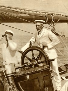 الملك جورج الخامس على عجلة يخته ، بريطانيا ، خلال أسبوع كاوز ريغاتا ، 1924 ، 1935. بواسطة غير معروف