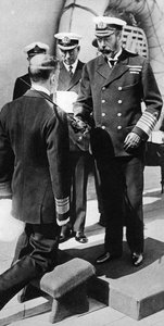 الملك جورج الخامس فرسان نائب الأدميرال باكينهام على متن HMS Princess Royal ، في ثلاثينيات القرن العشرين بواسطة غير معروف