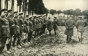 الملك جورج الخامس يزور القوات المتحالفة على خط الجبهة ، الحرب العالمية الأولى ، 1915 ، c1920. بواسطة غير معروف