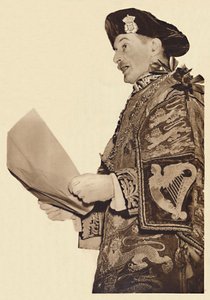 ملوك الأسلحة يعلنون ملكًا ، 1936 ، 1937 بواسطة غير معروف