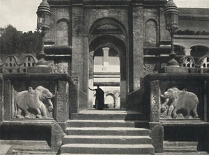 دير في معبد السن المقدس Dalada Maligawa Vihara ، كاندي ، 1926 بواسطة غير معروف