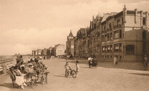 لا ديج ، The Promenade ، c1900. بواسطة غير معروف