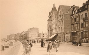 لا ديج ، The Promenade ، c1900. بواسطة غير معروف