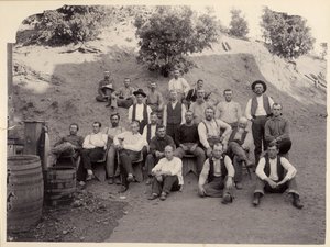 طاقم La Grange Mine Crew ، كاليفورنيا ، القرن العشرين. بواسطة غير معروف