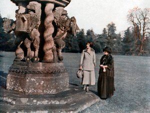 السيدة إليزابيث باوز ليون وكونتيسة ستراثمور ، قلعة جلاميس ، اسكتلندا ، 1923 بواسطة غير معروف
