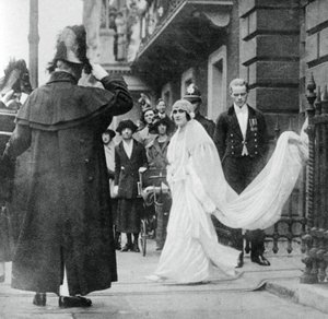 السيدة إليزابيث باوز ليون في طريقها للزواج في دير وستمنستر ، 26 أبريل 1923 ، 1937 بواسطة غير معروف