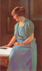 سيدة اليزابيث باوز ليون 1900-2002 بواسطة غير معروف