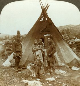 عائلة لابلاندر وكلب زلاجة - خارج منزلهما الصيفي - على سفح تل في النرويج ، c1905. بواسطة غير معروف