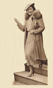 مغادرة رقم 3 ميدان بلجريف ، لتعميد الأميرة الكسندرا 9 فبراير 1937 بواسطة غير معروف