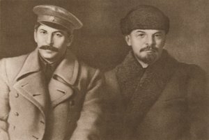 لينين وستالين ، مارس 1919 ، 1939. بواسطة غير معروف