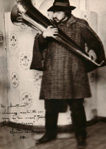 ليونيد أندريف ، مؤلف روسي ، يعزف على آلة موسيقية ، c1900 بواسطة غير معروف