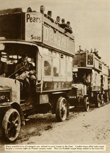 حافلات لندن تأخذ القوات الاسكتلندية إلى الجبهة ، الحرب العالمية الأولى ، 1914 ، 1935. بواسطة غير معروف