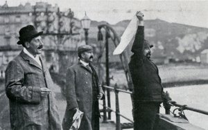 لويس بليريوت على الرصيف في دوفر بعد رحلته عبر القناة الإنجليزية ، 25 يوليو 1909 بواسطة غير معروف