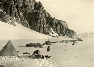 مستودع الجليدية السفلى. دفنت المتاجر في الثلج ، c1908 ، 1909. بواسطة غير معروف