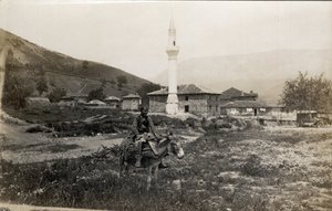 ماسيدوين ، اليونان: رجل على ظهر حمار أمام مئذنة - بطاقة بريدية 1914-1918 بواسطة غير معروف