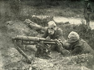 المدفعيون في العمل وهم يرتدون خوذات الغاز ، 1919. بواسطة غير معروف
