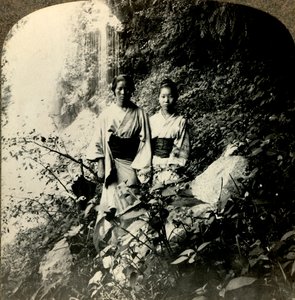 عذراء أرض الشمس المشرقة ، تحت شلالات كوجيجوكو ... ، c1900. . بواسطة غير معروف