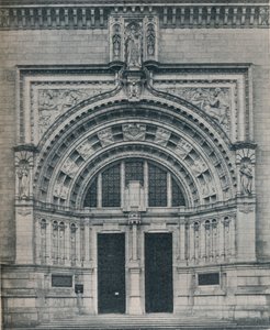 المدخل الرئيسي ، متحف فيكتوريا وألبرت ، مع نحت ألفريد دروري ، c1909. بواسطة غير معروف