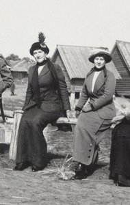 ماريا إيفجنيفنا جولوفينا ، سكرتيرة راسبوتين يمين وجوليا ألكسندروفنا دين ، 1912-1913 بواسطة غير معروف