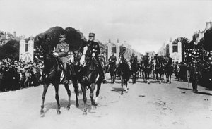 المارشال فوش وجوفر خلال موكب النصر الكبير ، باريس ، فرنسا ، 14 يوليو 1919 بواسطة غير معروف