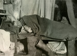 مارستون في سريره ، c1908 ، 1909. بواسطة غير معروف