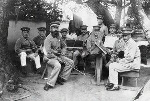 أعضاء أوركسترا معسكر باندو الألماني لأسرى الحرب في محافظة توكوشيما ، ج. 1917. بواسطة غير معروف
