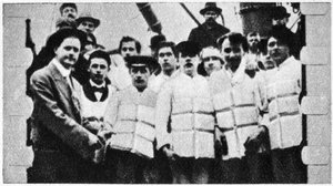 أعضاء طاقم تايتانيك في سترات النجاة ، 1912 بواسطة غير معروف