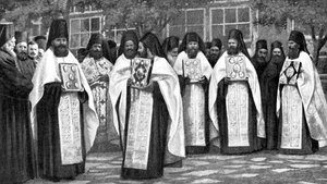 رهبان من الكنيسة اليونانية يحملون مجلدات القداس ، اليونان ، 1922 بواسطة غير معروف