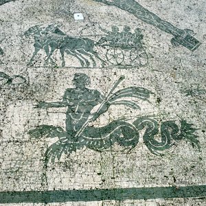 فسيفساء ، عربات تسحبها البغال مع المسافرين ، Cisarii. القرن الأول الميلادي بواسطة غير معروف