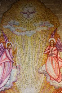 فسيفساء في كنيسة Sacro Cuore di Gesu: الملائكة والشبح المقدس ، جاليبولي ، إيطاليا بواسطة غير معروف